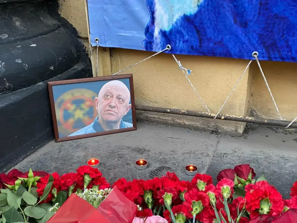 Мемориал Евгению Пригожину у&nbsp;цирка в&nbsp;Ростове