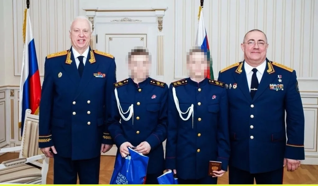Братьям, прибывшим из&nbsp;Донецка, российские паспорта вручил Бастрыкин.