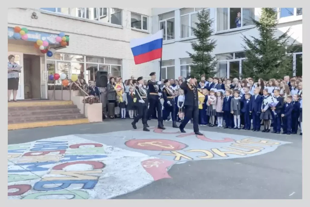 Вынос флага кадетами 10&nbsp;класса школы №&nbsp;58&nbsp;в&nbsp;Брянске 1&nbsp;сентября 2022&nbsp;года. Фото: Скриншот видео школы №&nbsp;58&nbsp;(г. Брянск), YouTube.