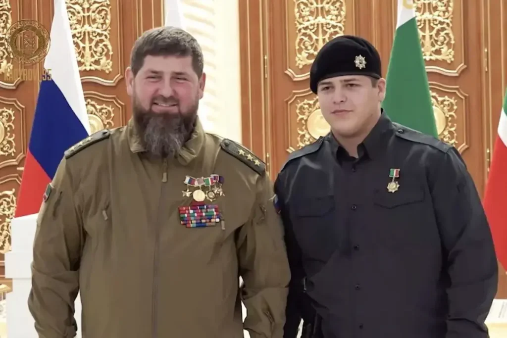 Рамзан Кадыров и&nbsp;его сын Адам на&nbsp;церемонии награждении Адама. Источник: скриншот из&nbsp;видео пресс-службы главы Чеченской Республики.