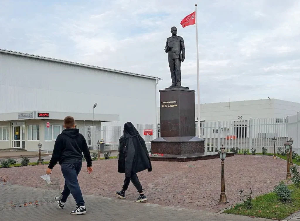 Памятник Иосифу Сталину, установленный в&nbsp;августе 2023 года на&nbsp;территории завода «Микрон» в&nbsp;Великих Луках. Фото: Елена Вах/Коммерсантъ.