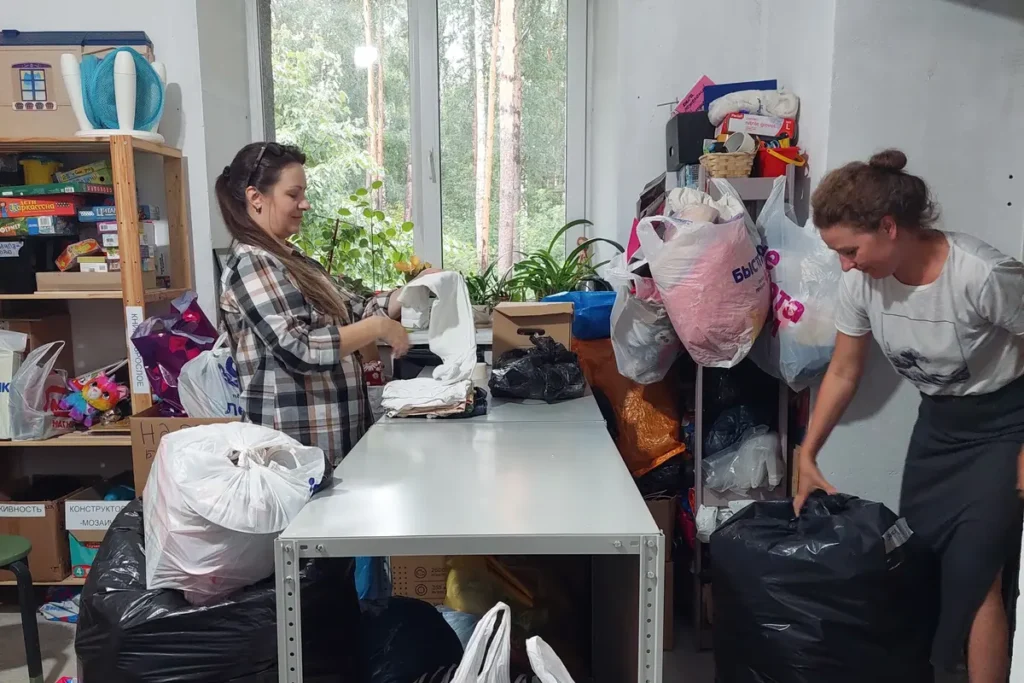 Волонтёры раскладывают вещи в&nbsp;социальном складе «Есть дело» в&nbsp;Новосибирске. Фото: предоставлено фондом.