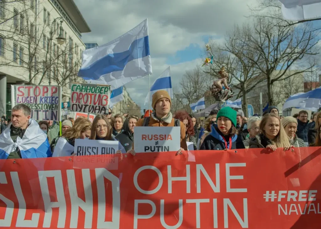 Протестующие во&nbsp;время акции «Полдень против Путина» у&nbsp;посольства России в&nbsp;Берлине. Фото: Ангелина Заглушкина.