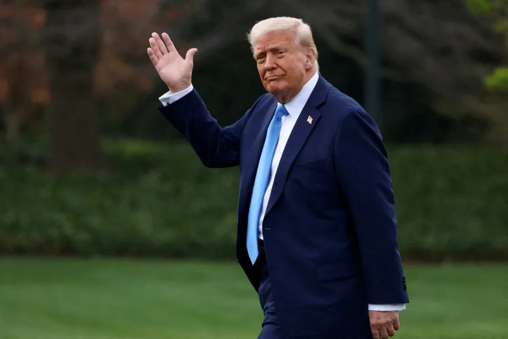 Президент США Дональд Трамп машет рукой c лужайки Белого дома в&nbsp;Вашингтоне