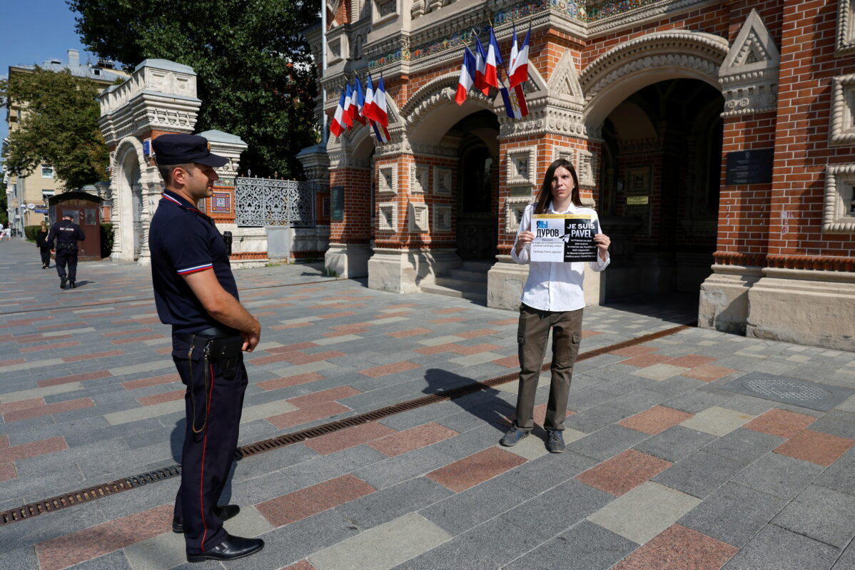 Участница одиночного пикета демонстрирует плакат с&nbsp;надписью «Я&nbsp;— Павел Дуров» во&nbsp;время акции протеста против ареста Павла Дурова у&nbsp;здания посольства Франции в&nbsp;Москве