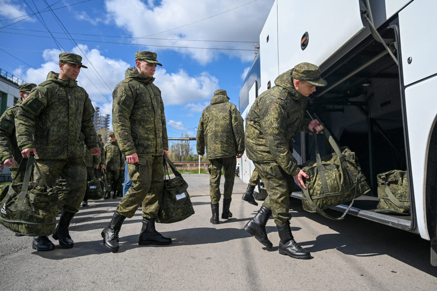 Российские призывники садятся в&nbsp;автобус перед отправкой в&nbsp;​​гарнизоны в&nbsp;Батайске Ростовской области