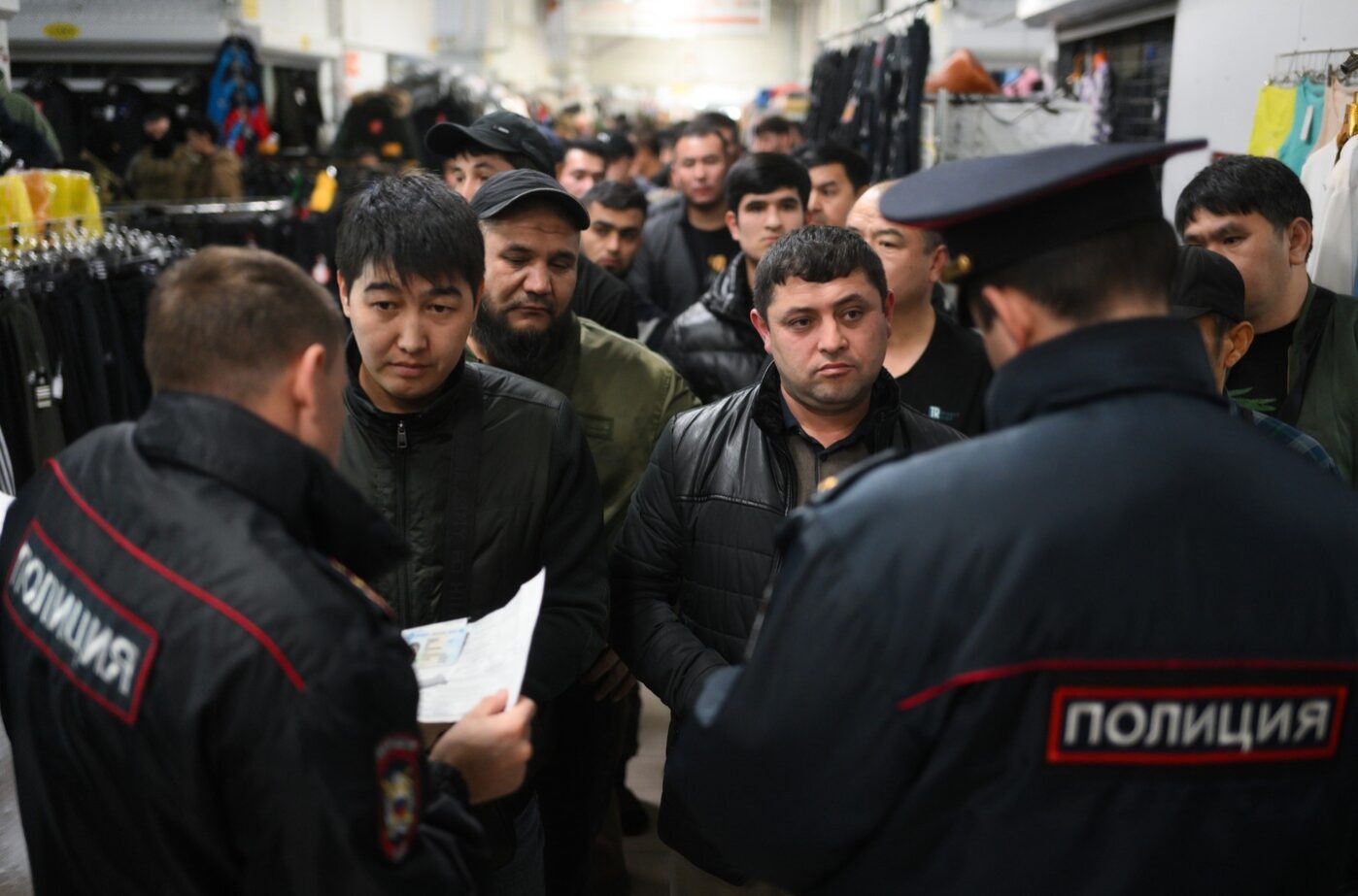 Сотрудники полиции проверяют документы у&nbsp;работников торгового центра в&nbsp;ходе рейда по&nbsp;обеспечению соблюдения правил воинского учёта в&nbsp;Новосибирске