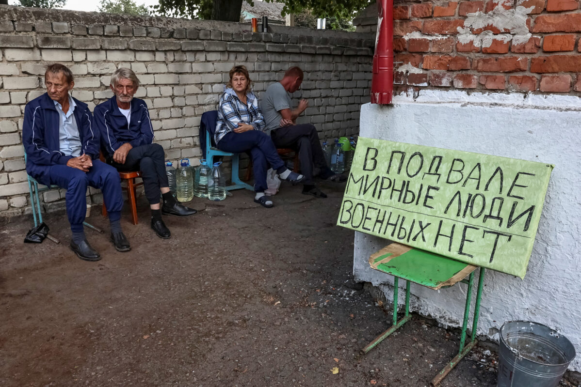 Год с&nbsp;вторжения ВСУ в&nbsp;Курскую область: местные жители сидят возле убежища, где они прятались во&nbsp;время боев в&nbsp;Судже