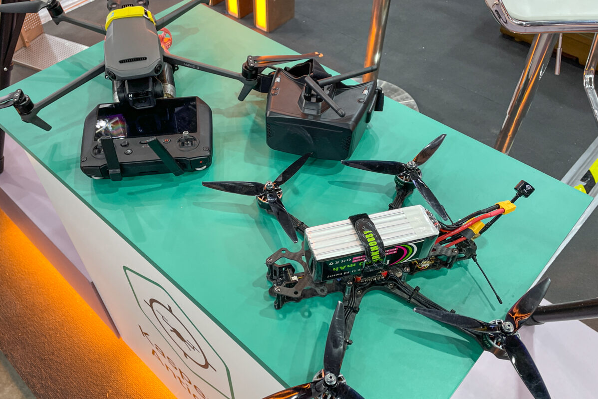Самые востребованные и&nbsp;популярные на&nbsp;войне FPV-дроны, как правило квадрокоптеры. Это дешевые камикадзе, которыми нужно управлять с&nbsp;помощью пульта