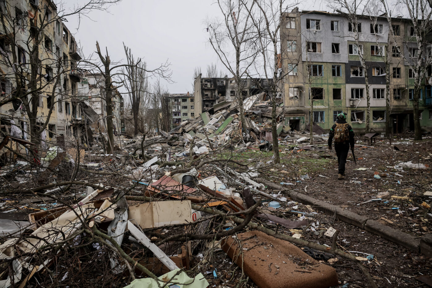 Украинский военнослужащий идет мимо многоквартирных домов в&nbsp;прифронтовом городе Константиновка Донецкой области