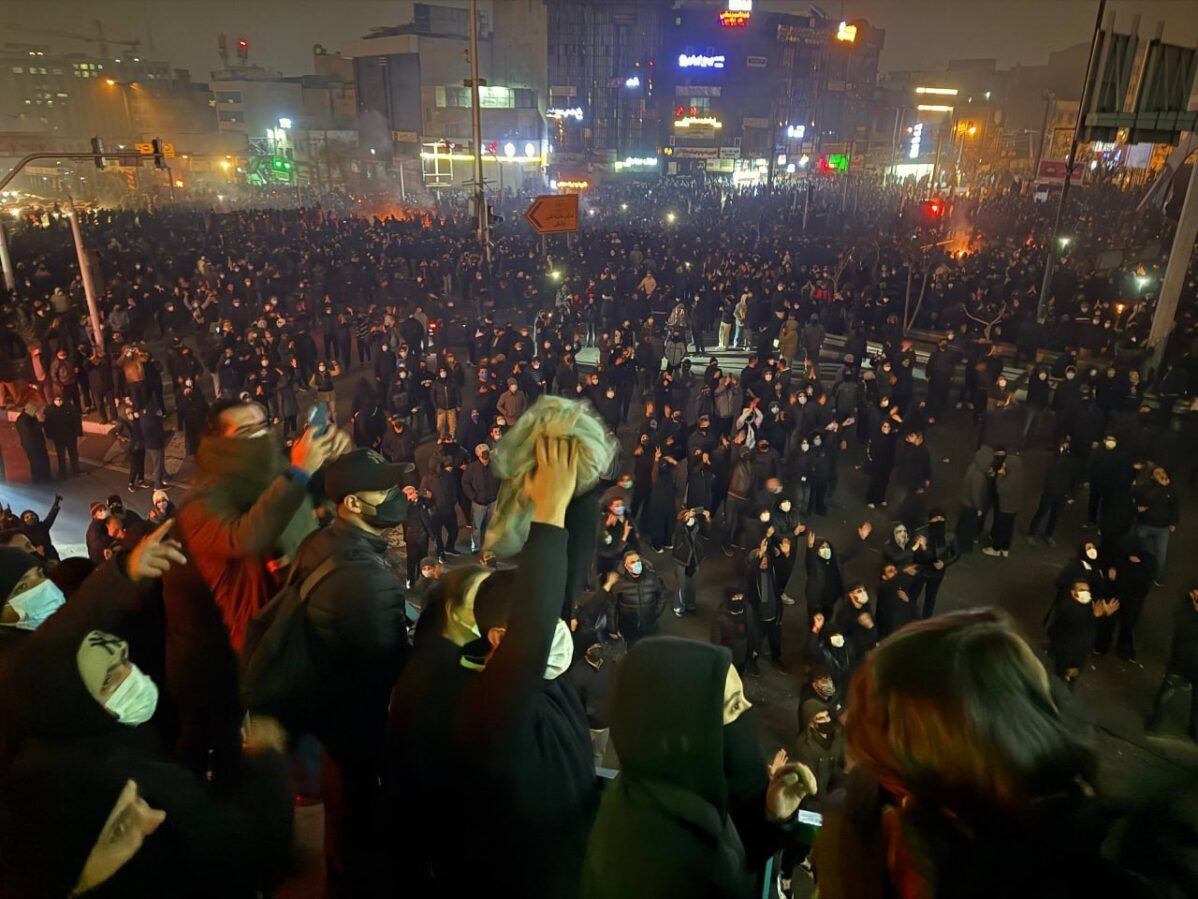 Почему начались протесты в&nbsp;Иране, чего требуют участники, как реагируют власти и&nbsp;США обрушится&nbsp;ли режим аятолл